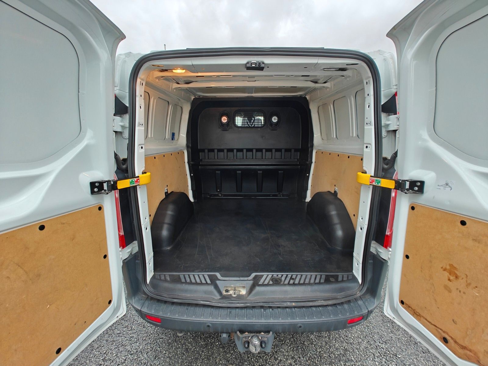 Fahrzeugabbildung Ford Transit Custom Kasten 310 L2 Trend - AHK, 6Sitze