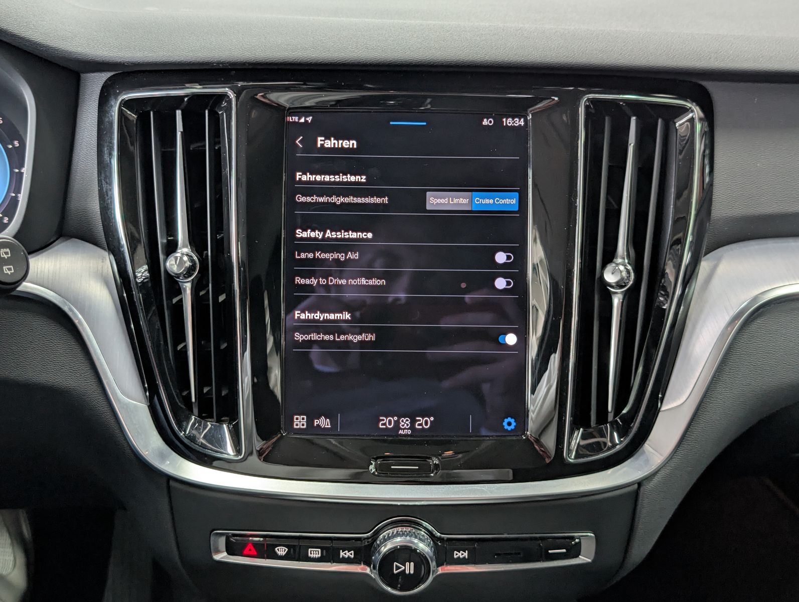 Fahrzeugabbildung Volvo V60 B3 Core 2.0Turbo MHEV VIRT LED APP SOUND AHK