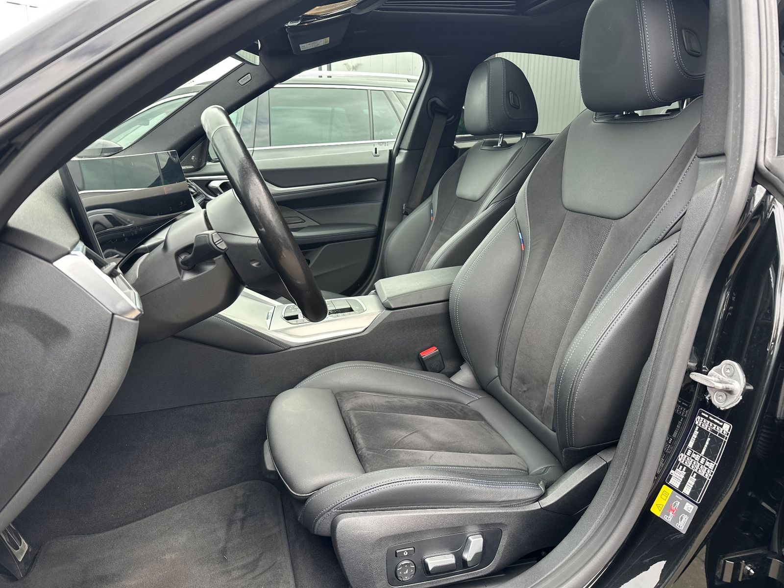 Fahrzeugabbildung BMW i4 eDrive40 Gran Coupé M-Sport NAV+LED+PANO+AHK