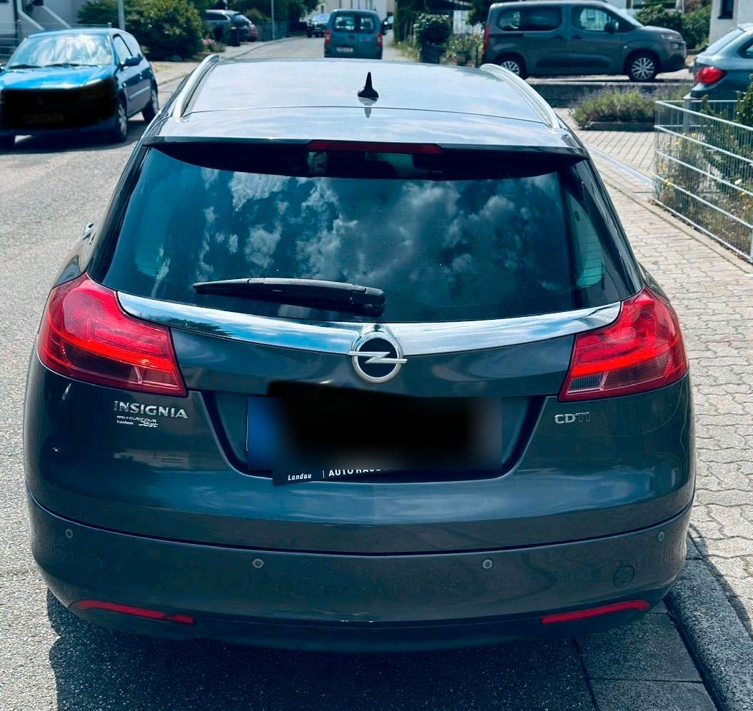 Opel Astra 2012 — rear view