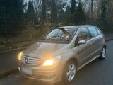 Mercedes-Benz Mercedes B Klasse 200 - Mercedes-Benz E 200: Kleinwagen