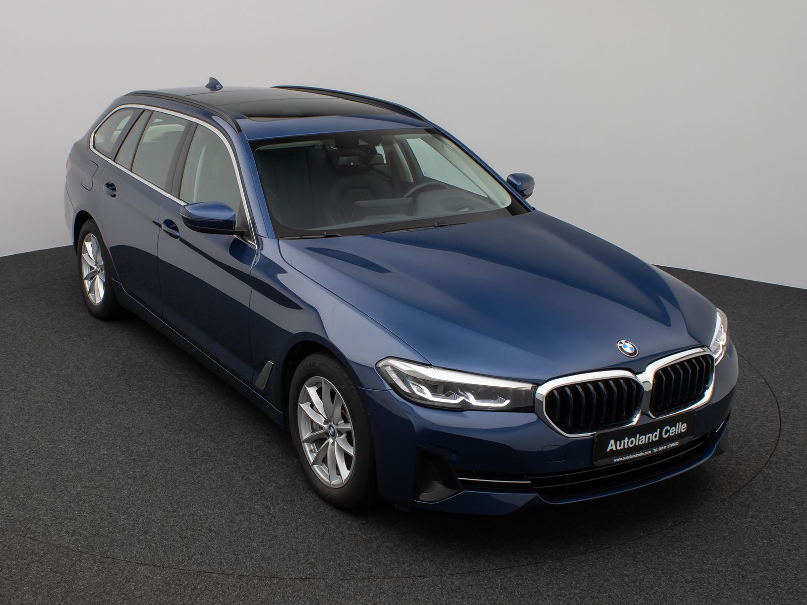 Fahrzeugabbildung BMW 530d Panorama Kamera HUD DAB Alarm AHK Sport