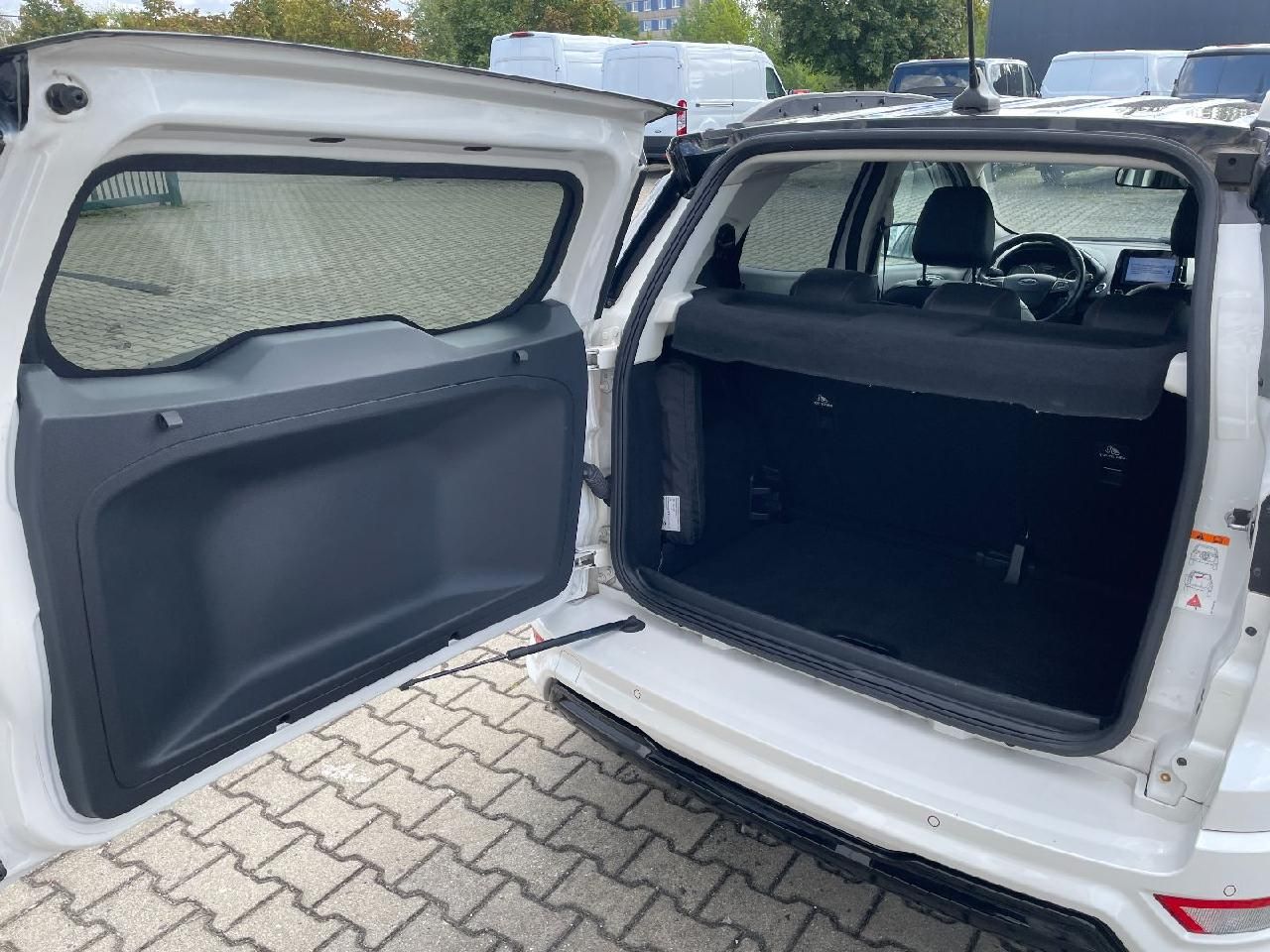 Fahrzeugabbildung Ford EcoSport ST-Line Winterpaket, Navi