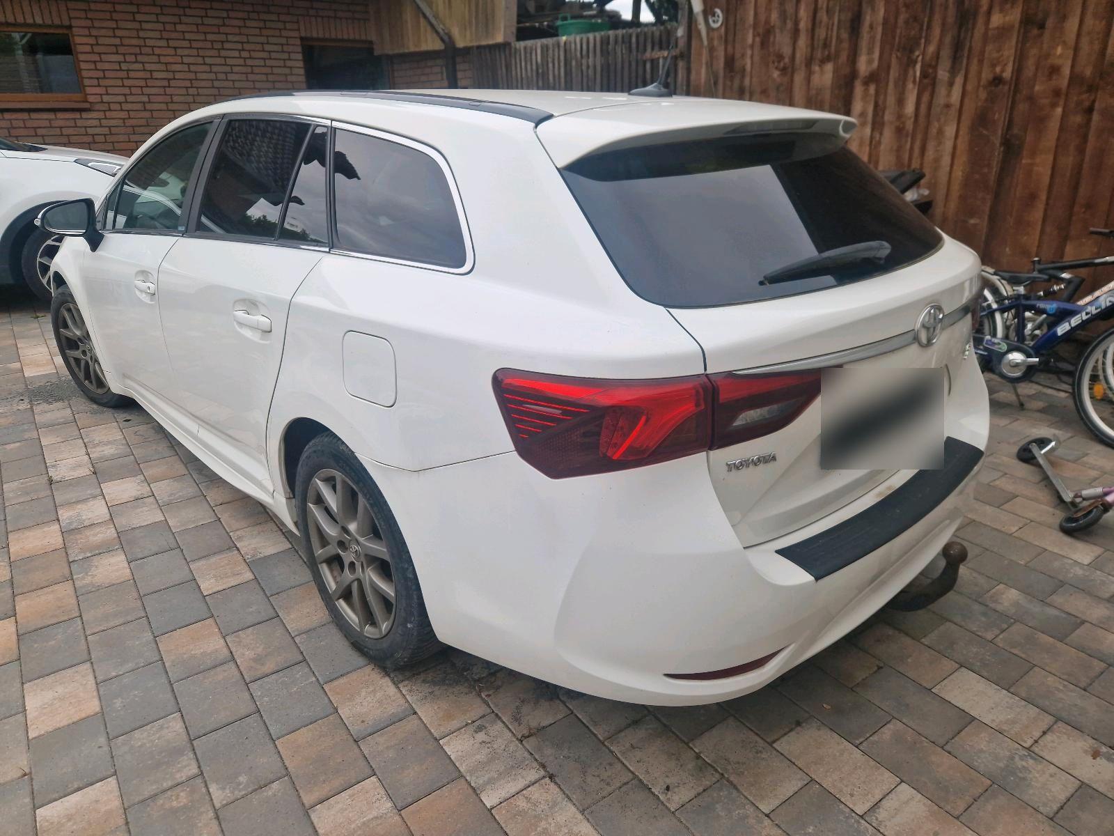 Toyota Avensis 2015 — photo 10