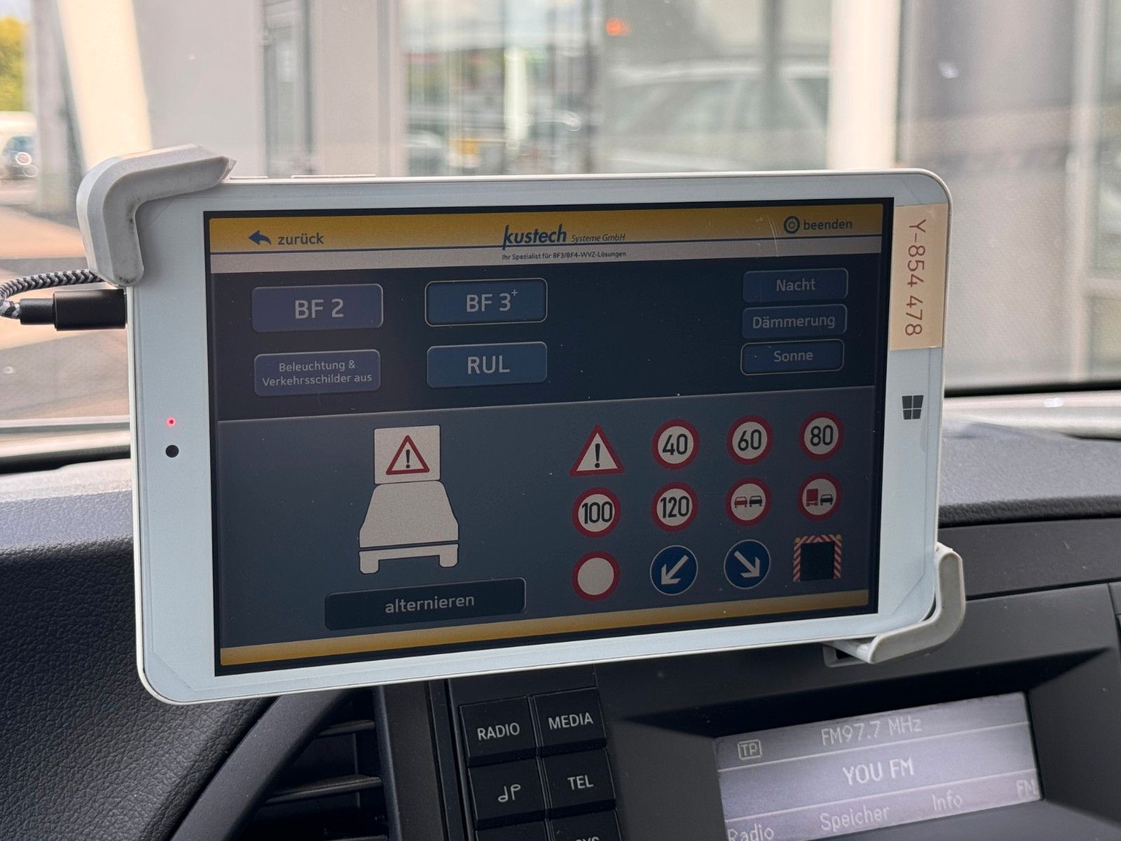 Fahrzeugabbildung Mercedes-Benz Vito 111 CDI Tourer Begleitfahrzeug BF3+ / WVZ