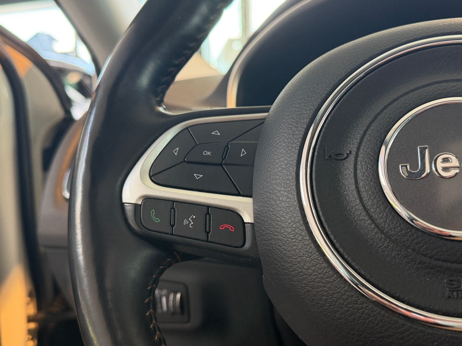 Fahrzeugabbildung Jeep Compass Limited 4WD /PANO/SHZ/L-HEIZ/PDC