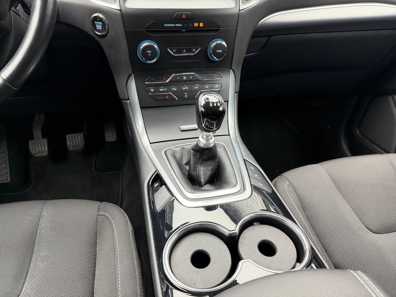 Fahrzeugabbildung Ford S-MAX 1.5 TITANIUM/7-SITZE/KEYLES/RCAM/NAV/PDC