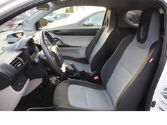 Fahrzeugabbildung Toyota IQ *Klima*Aux-In*8-fach bereift!*4-Sitzer!*