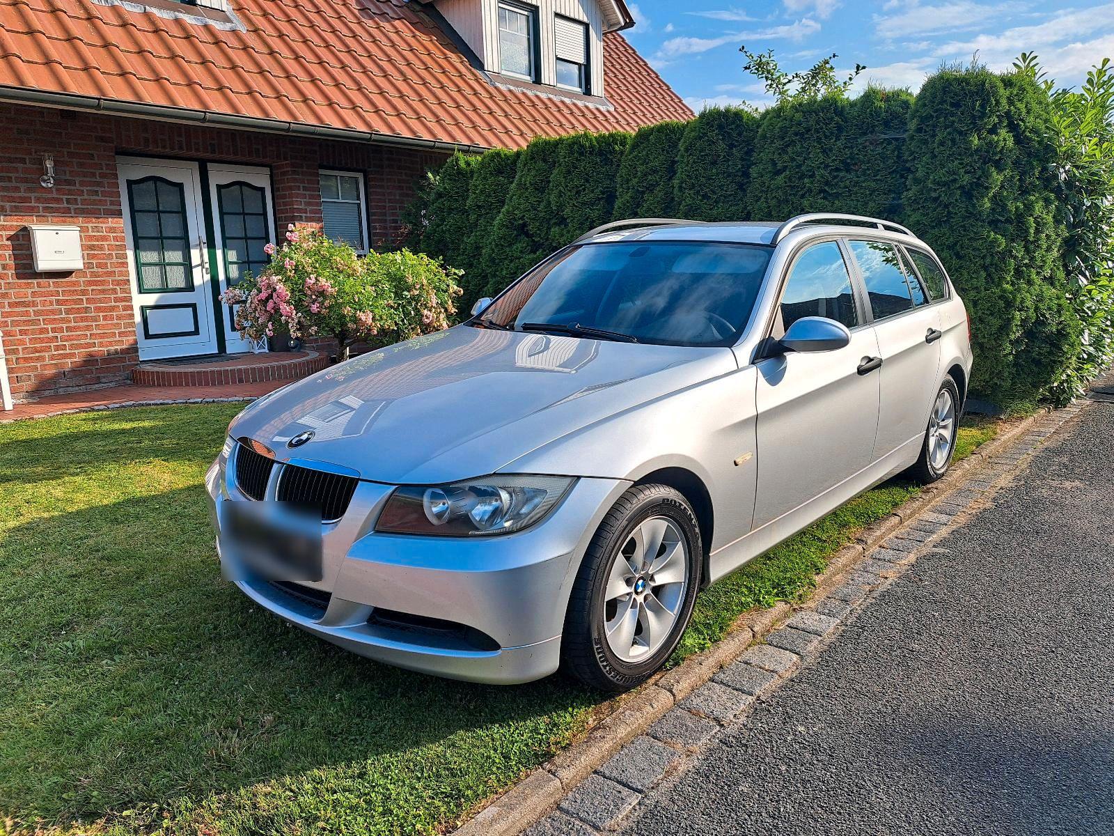 BMW 320 2006 — rear view