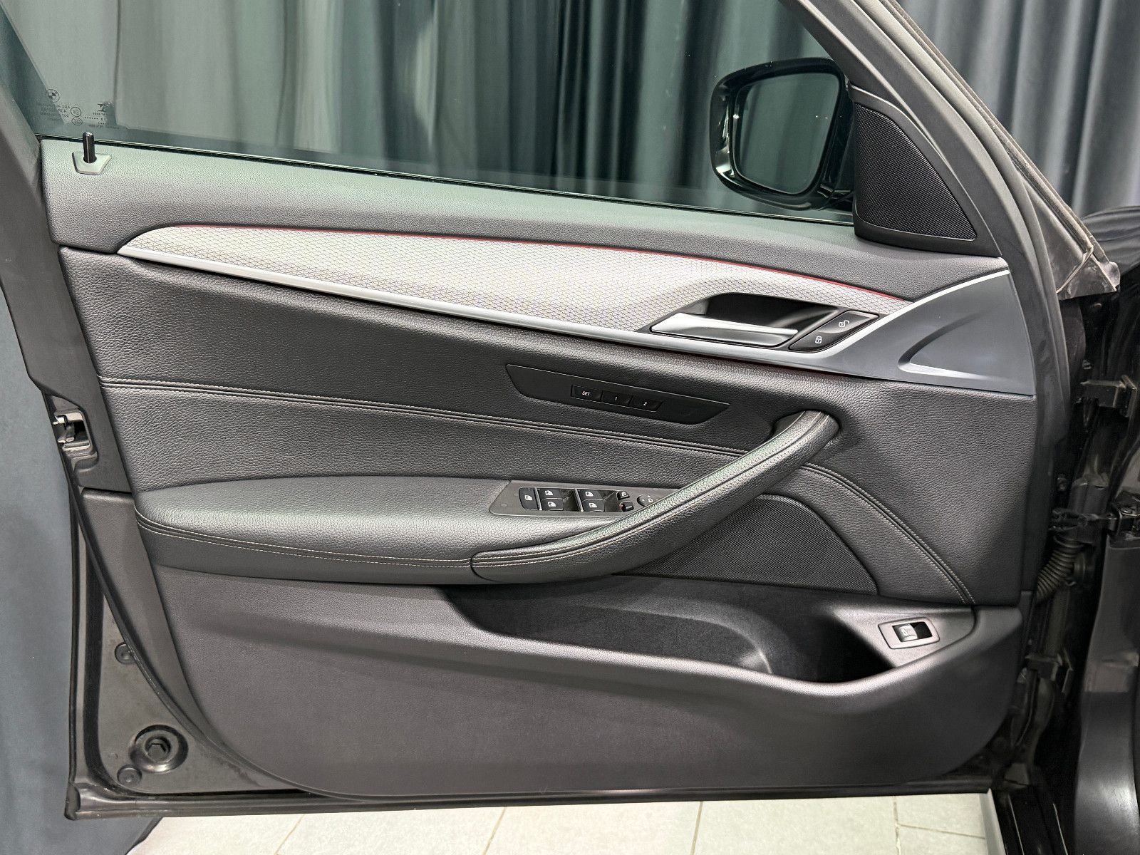 Fahrzeugabbildung BMW 540i Touring xDrive M Sport|HIFI|HuD|PANO|KEYLES