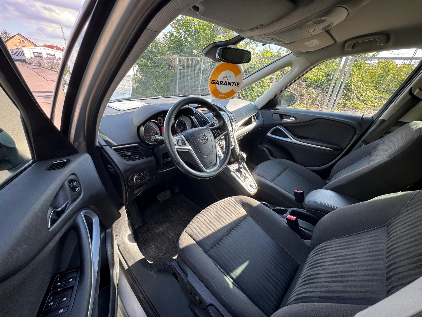 Opel Zafira 2012 — photo 16