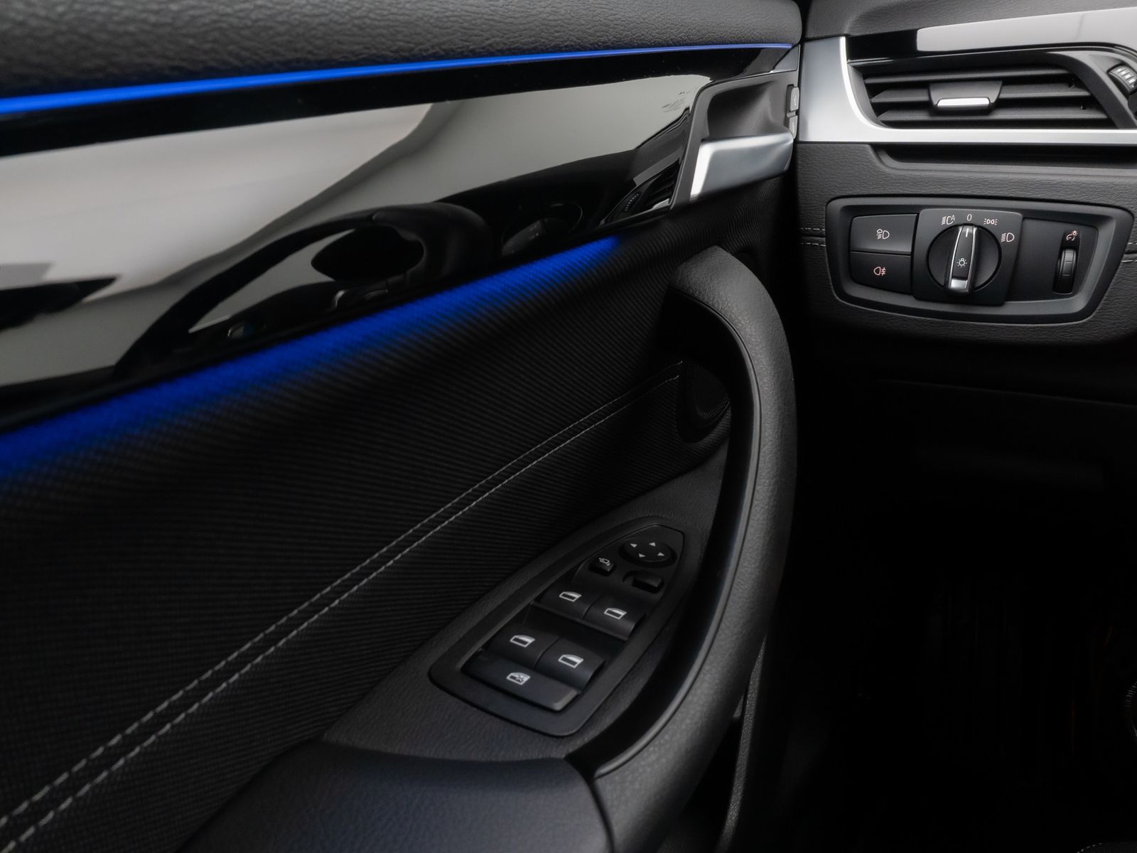 Fahrzeugabbildung BMW X2 sD18i Panorama Kamera DAB HiFi Komfort MSport
