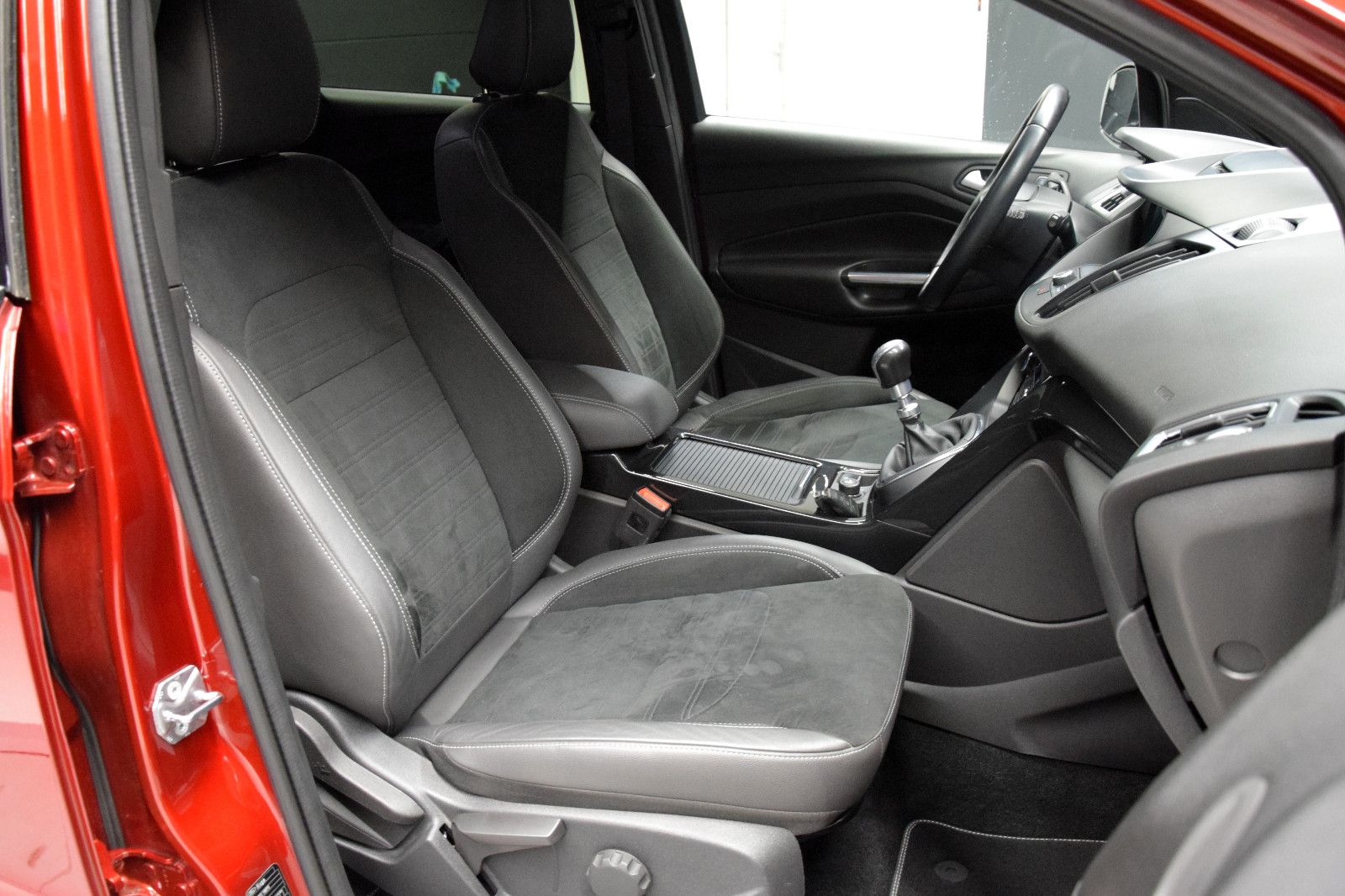 Fahrzeugabbildung Ford Kuga ST-Line Tempomat Kamera PDC Bi-Xenon el.Hkl