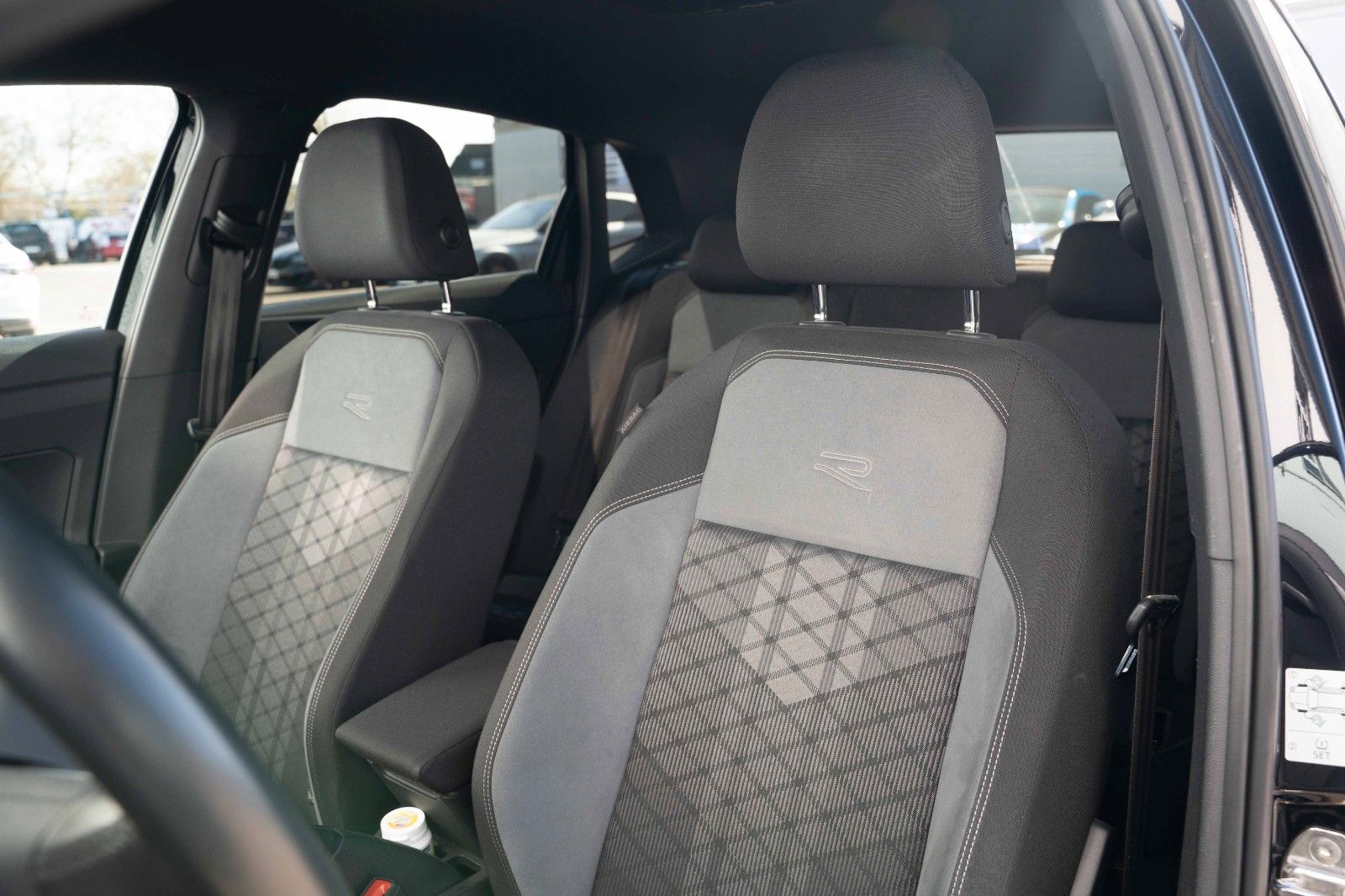 Fahrzeugabbildung Volkswagen POLO VI R-LINE 1.0 TSI MATRIX VIRTC LANE PDC DAB