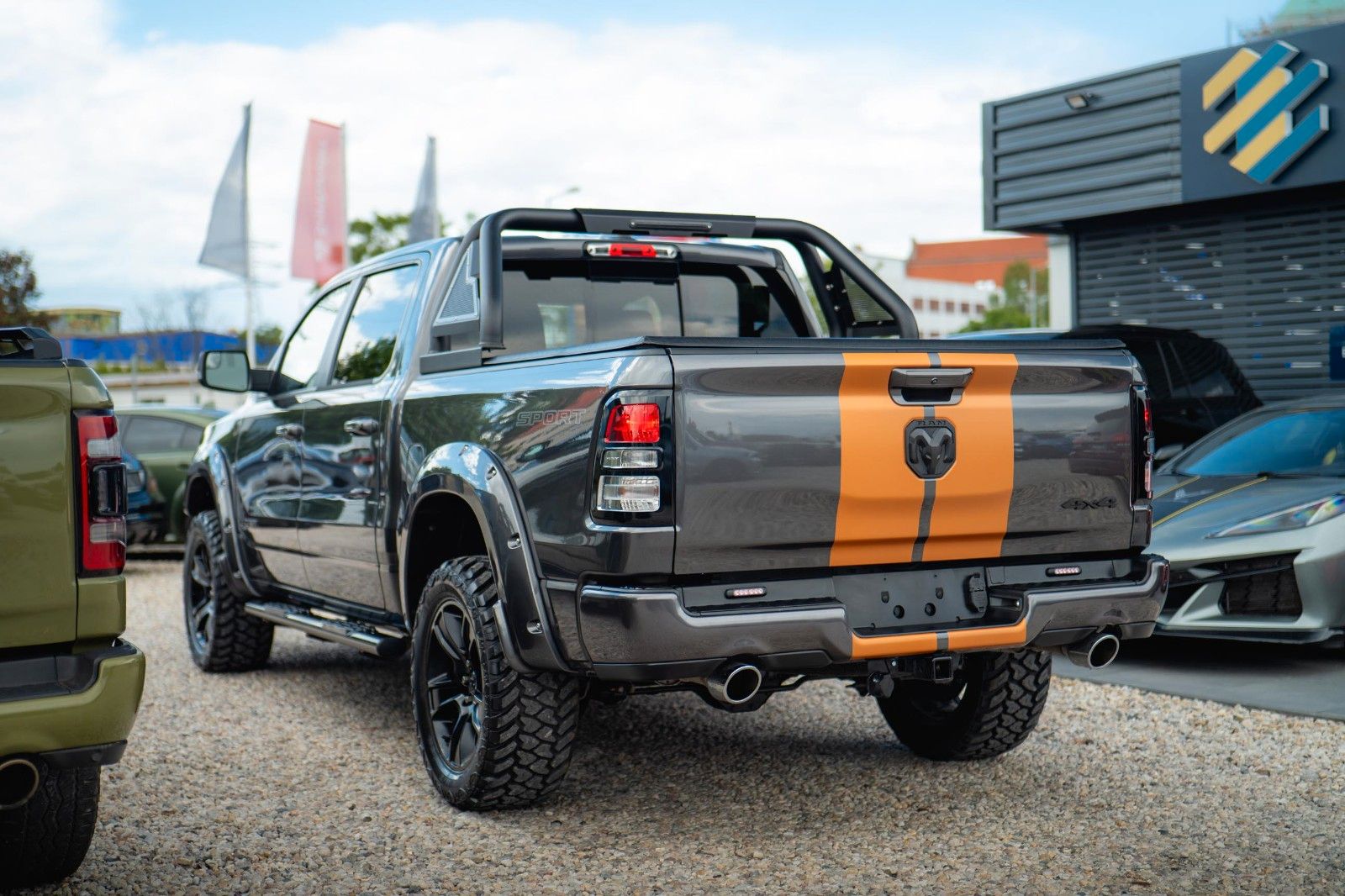 Fahrzeugabbildung Dodge RAM 5.7 V8 HEMI 4x4 OFFROAD Night-Paket *LED*19%