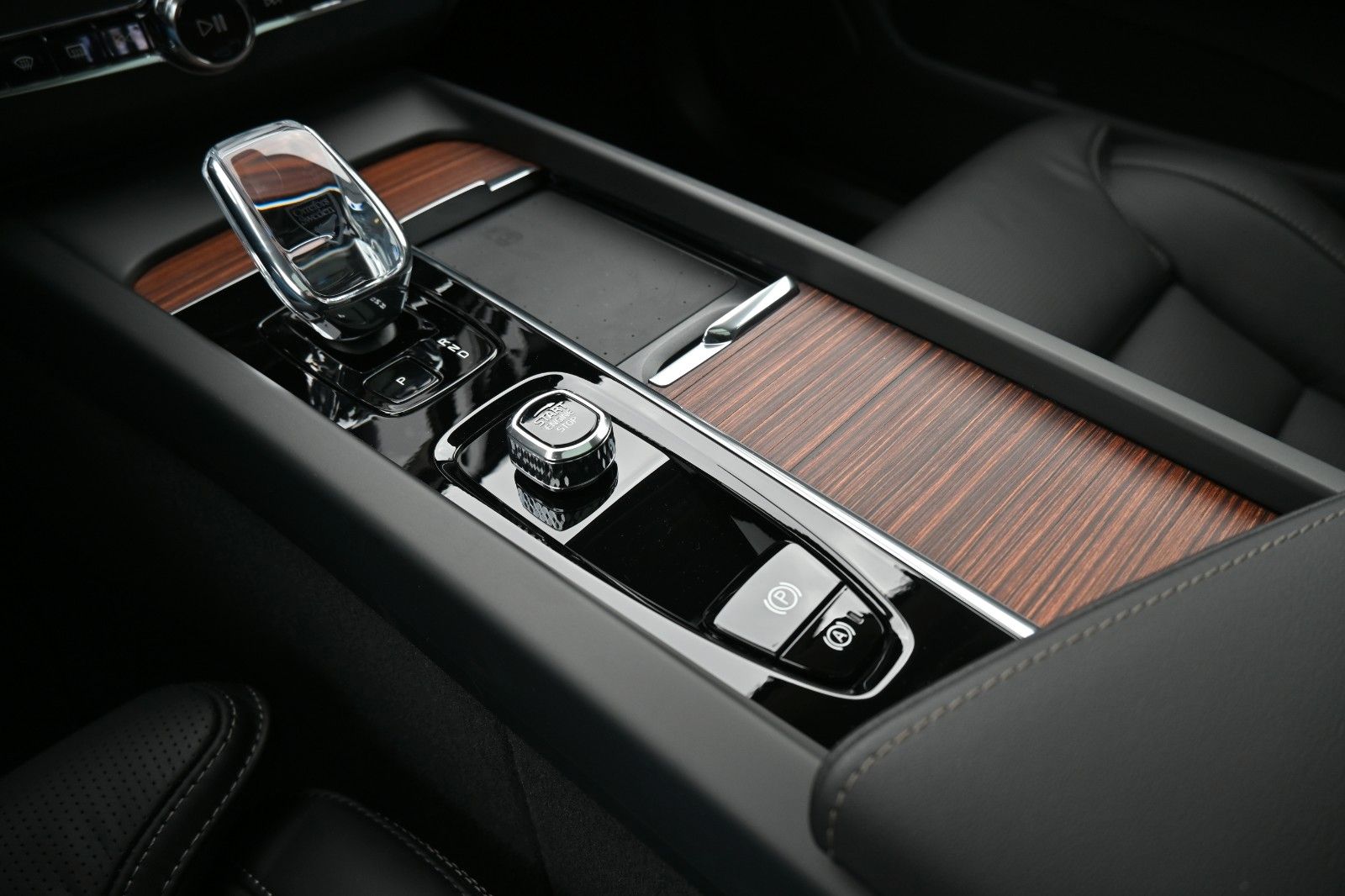 Fahrzeugabbildung Volvo XC60 T8 RC AWD Ultra Dark*LUFT*360*ACC*AHK