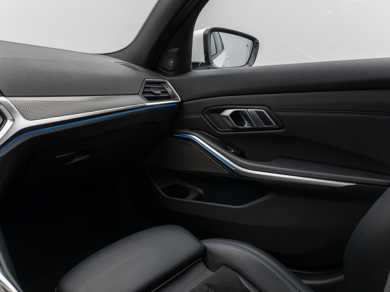 Fahrzeugabbildung BMW 320e M Sport Kamer Laser HUD DAB H/K Komfort 19"