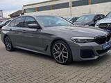 BMW 545 545 e xDrive M Sport - graue BMW 545