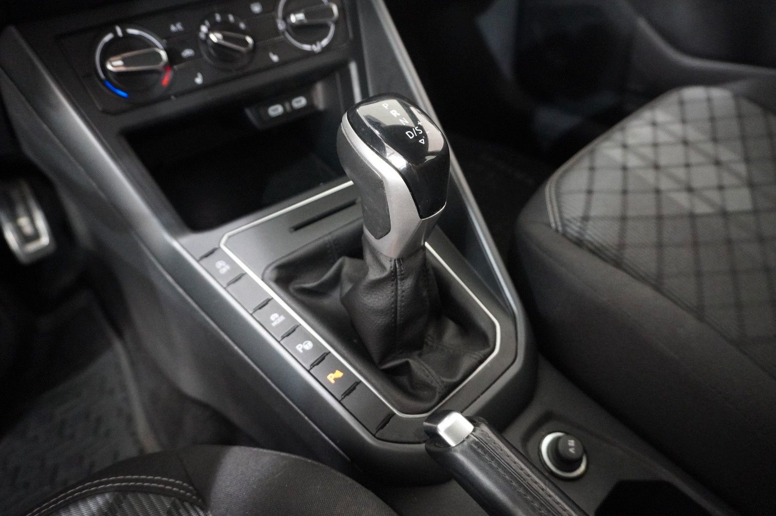 Fahrzeugabbildung Volkswagen Taigo 1.0 TSI R-LINE NAVI/LED/KAMERA/SPORT/DAB+