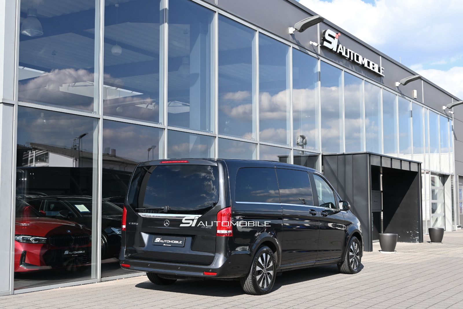 Fahrzeugabbildung Mercedes-Benz V 300 d 4Mat. Lang AVANTG. EDITION °PANO°STANDHZ