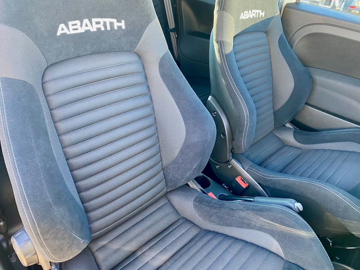 Fahrzeugabbildung Abarth 695 AAC NAVI BI-XENON BEATS MTA PAKET