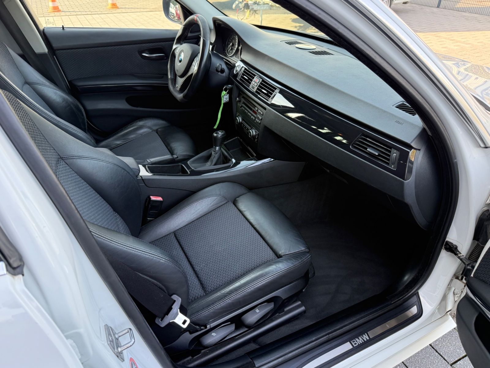 Fahrzeugabbildung BMW 325 i Touring PANO KLIMAAUTO XENON WINTERRÄDER
