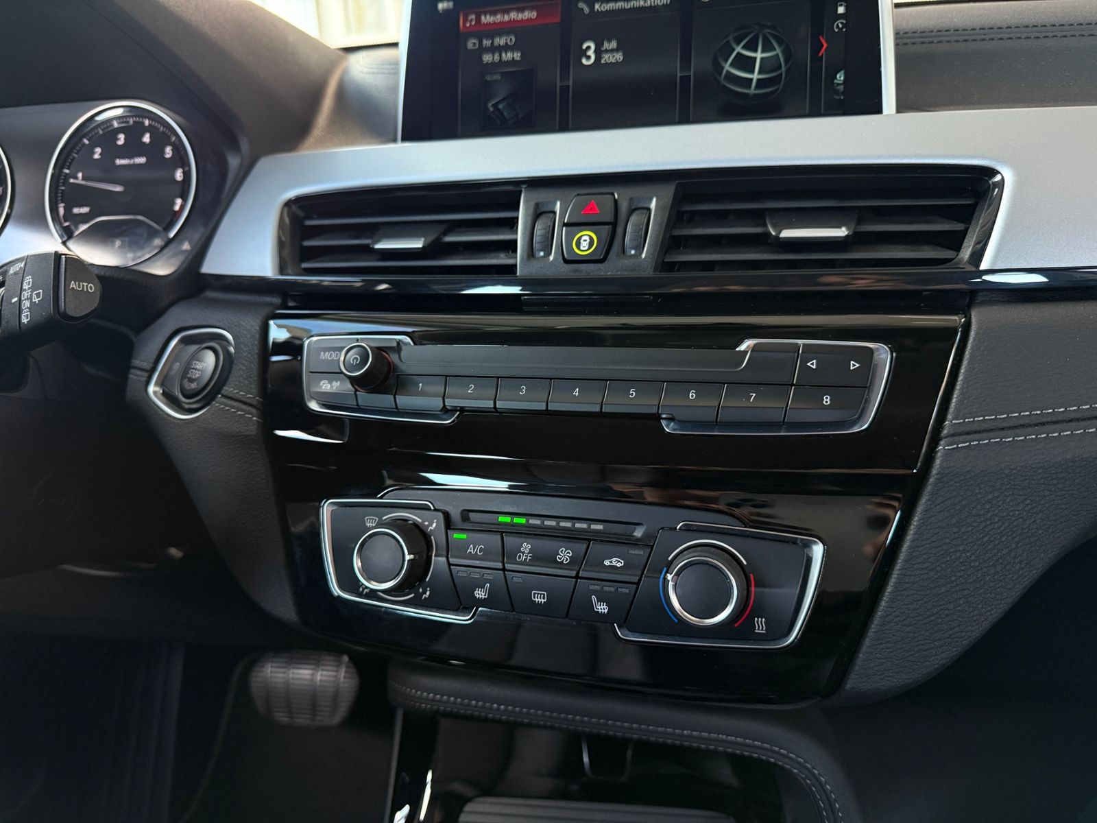 Fahrzeugabbildung BMW X2 sDrive 20 i HUD LEDER KAM LED 18"