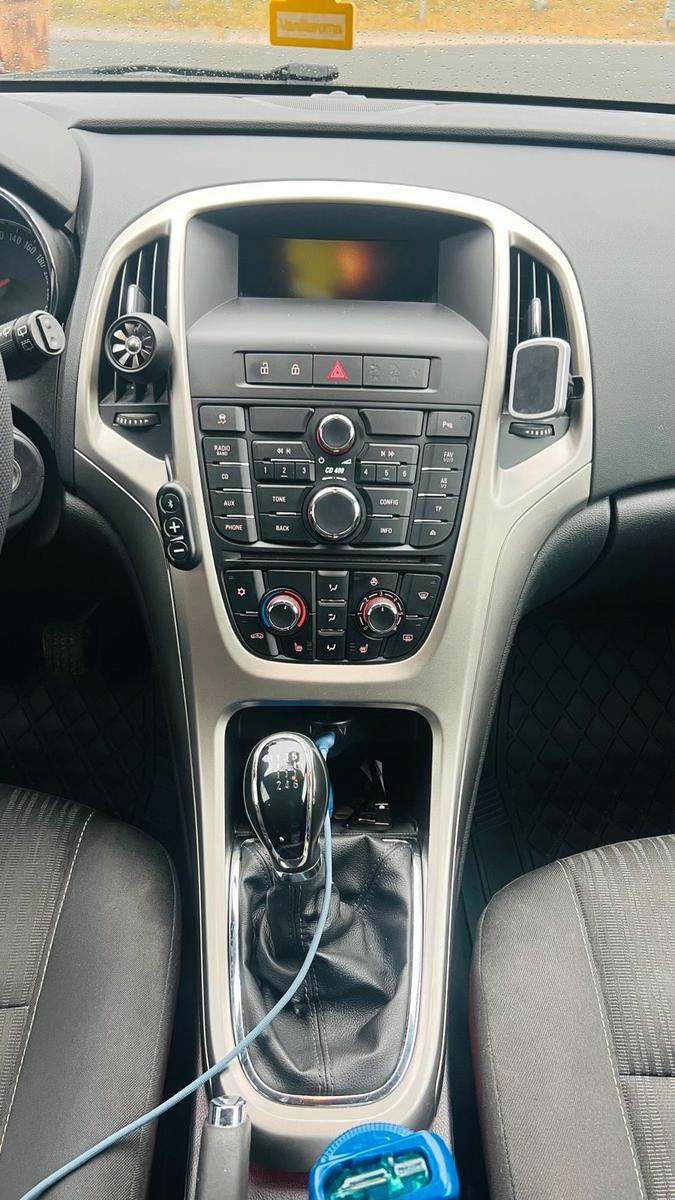 Opel Astra 2011 — photo 11