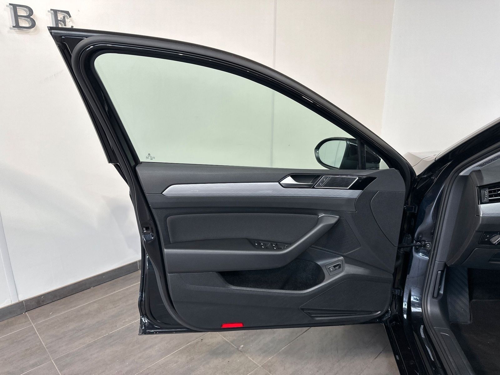 Fahrzeugabbildung Volkswagen Passat Variant Business NAV+LED+ACC+AHK+KAM+17ZO