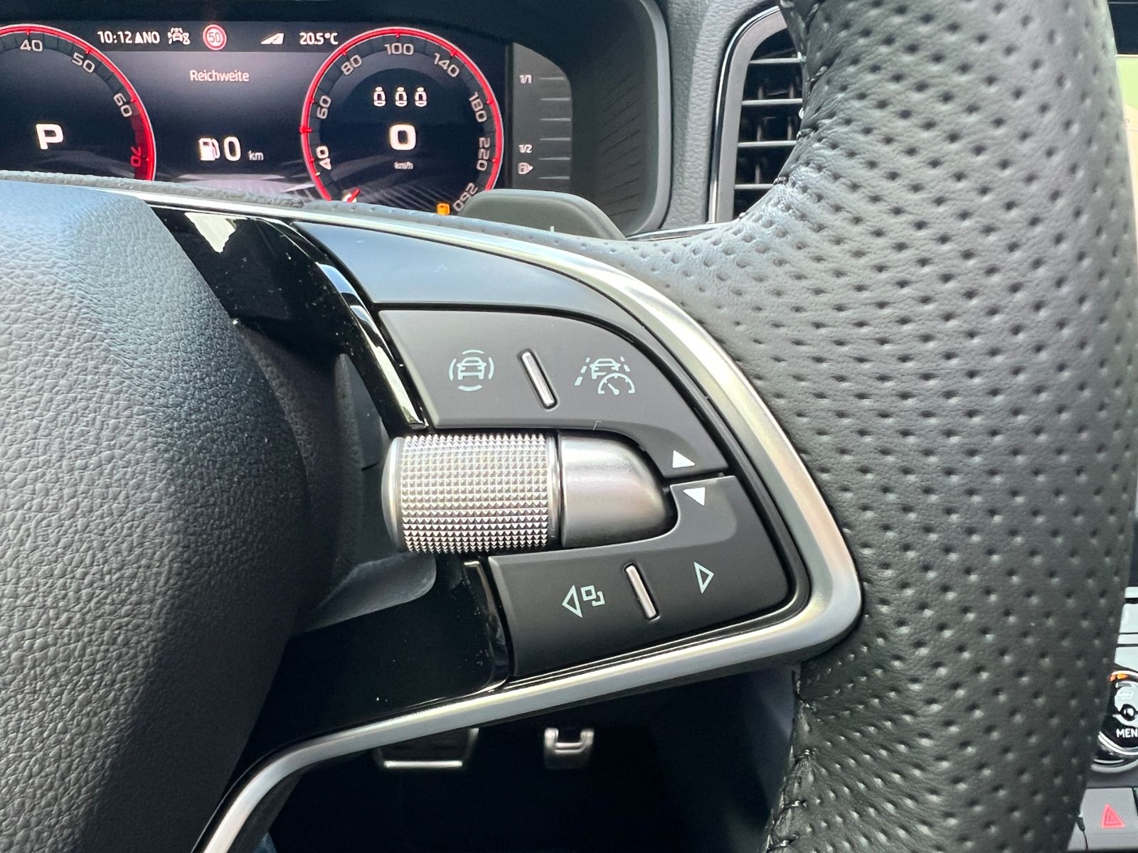 Fahrzeugabbildung SKODA Karoq Sportline 2.0 TSI 4x4 DSG *Panorama, AHK,
