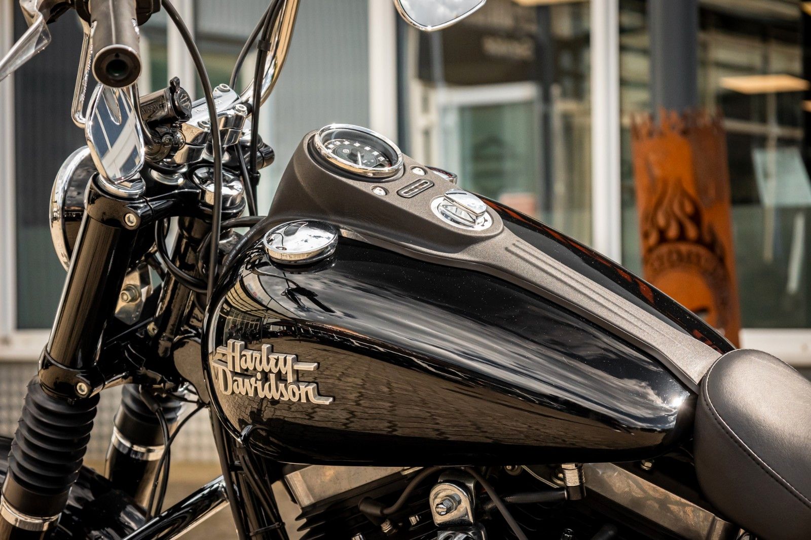 Fahrzeugabbildung Harley-Davidson DYNA STREET BOB FXDB 103 - Vorverlegte Fußrasten