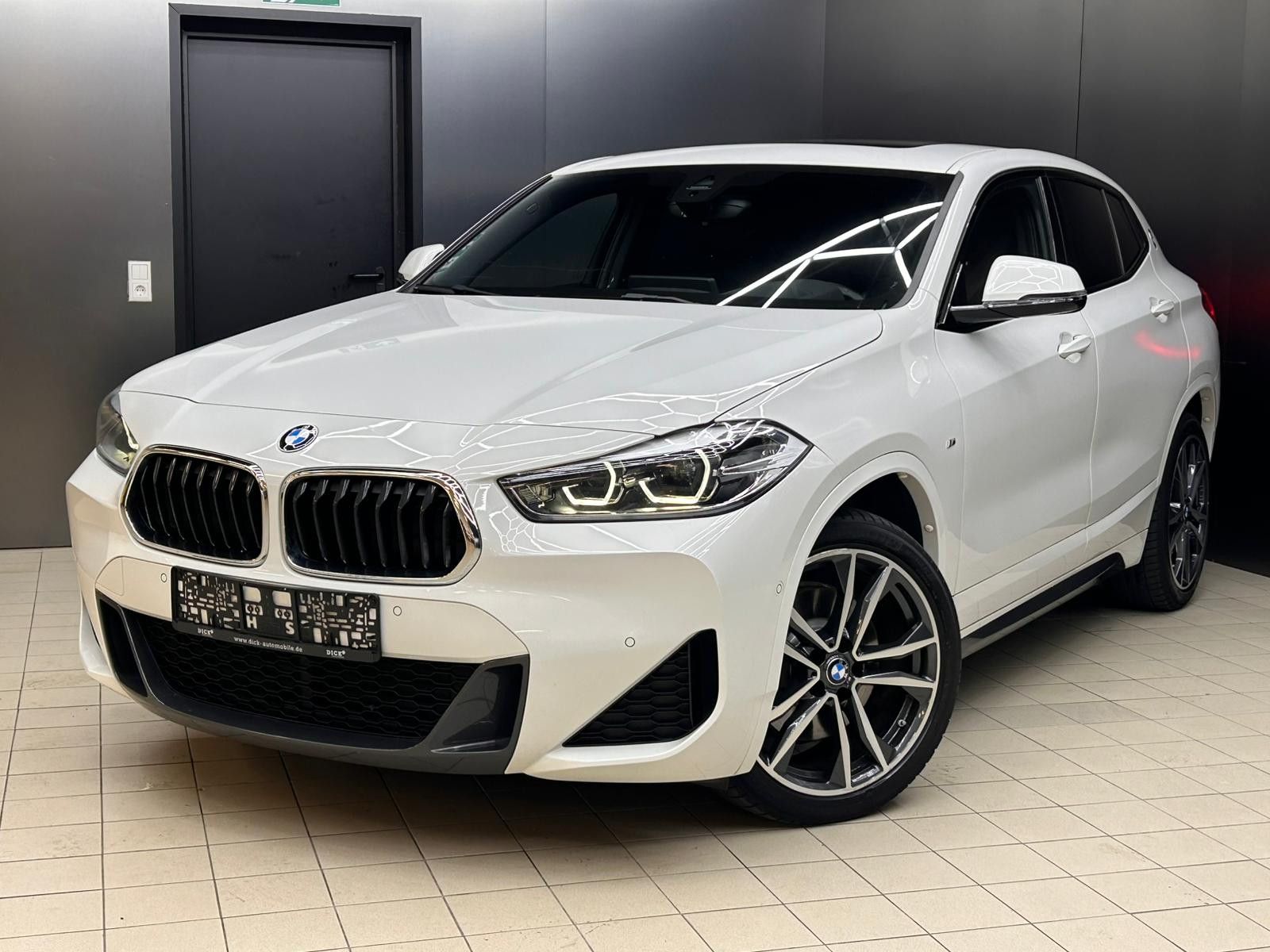 Fahrzeugabbildung BMW X2 20d M Sport M PAKET+SHADOW+PANO+HEAD+KAMER+19