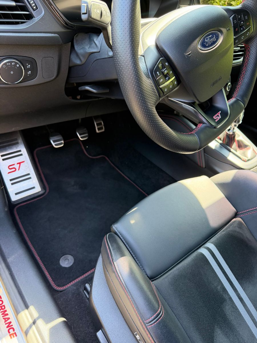 Fahrzeugabbildung Ford Focus Lim. ST X