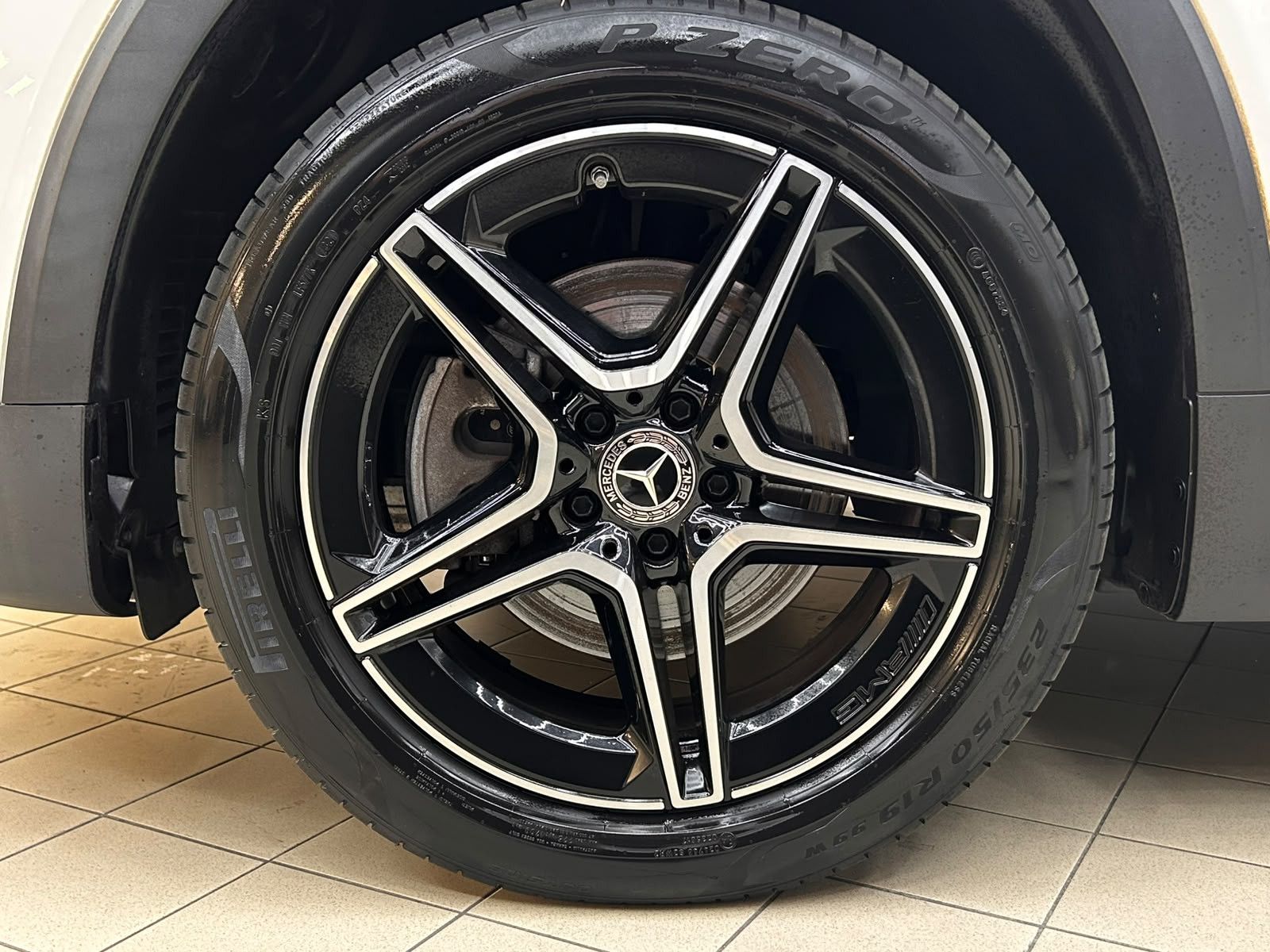 Fahrzeugabbildung Mercedes-Benz GLB 250 CGI 2X AMG Line >NIGHT+WIDES+LED+SHZ+19"