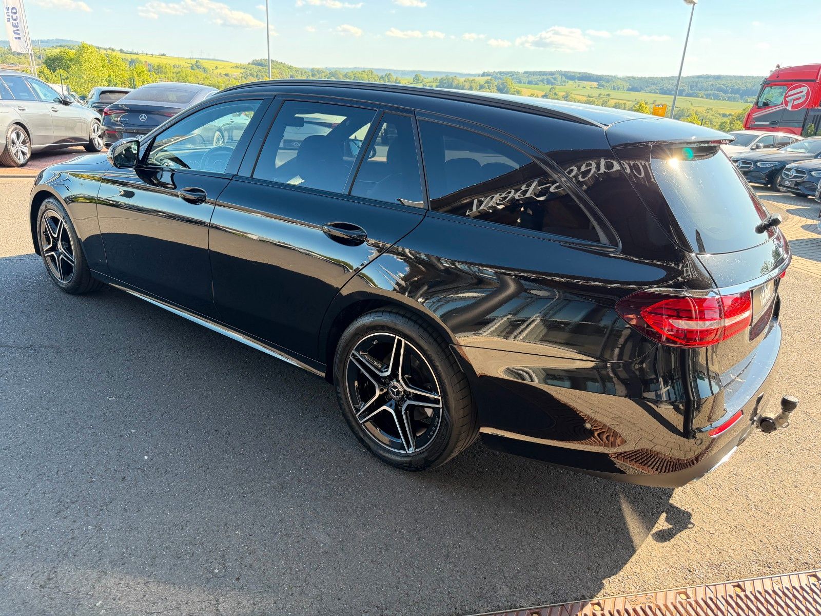 Fahrzeugabbildung Mercedes-Benz E 220d T AMG+Distr+MultiB+AHK+Ambiente+