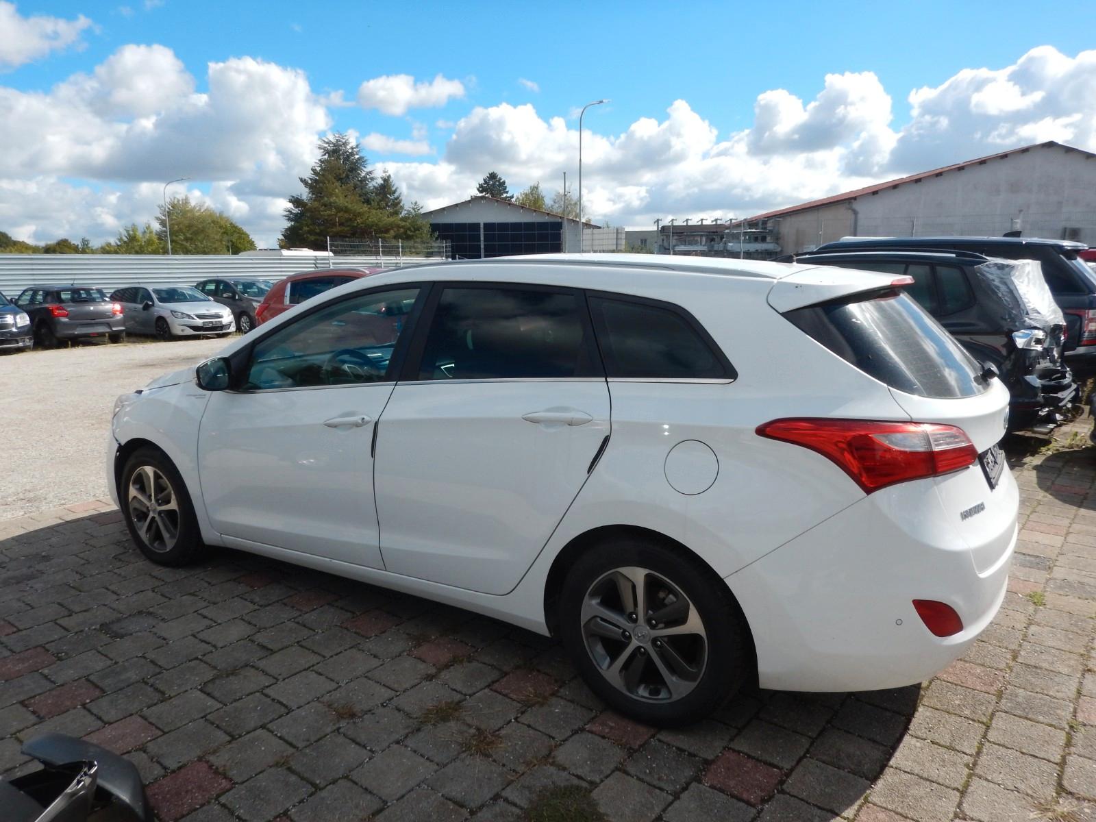 Hyundai i30 2015 — photo 19