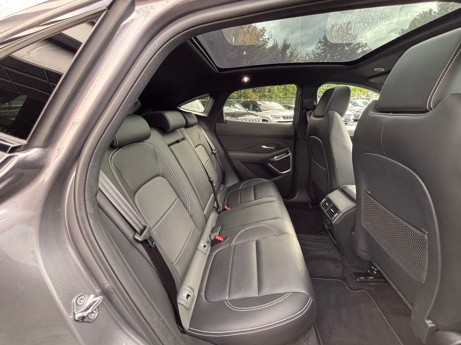 Fahrzeugabbildung Jaguar E-PACE R-Dynamic/AWD/PANORAMA/KAMERA/MERIDIAN