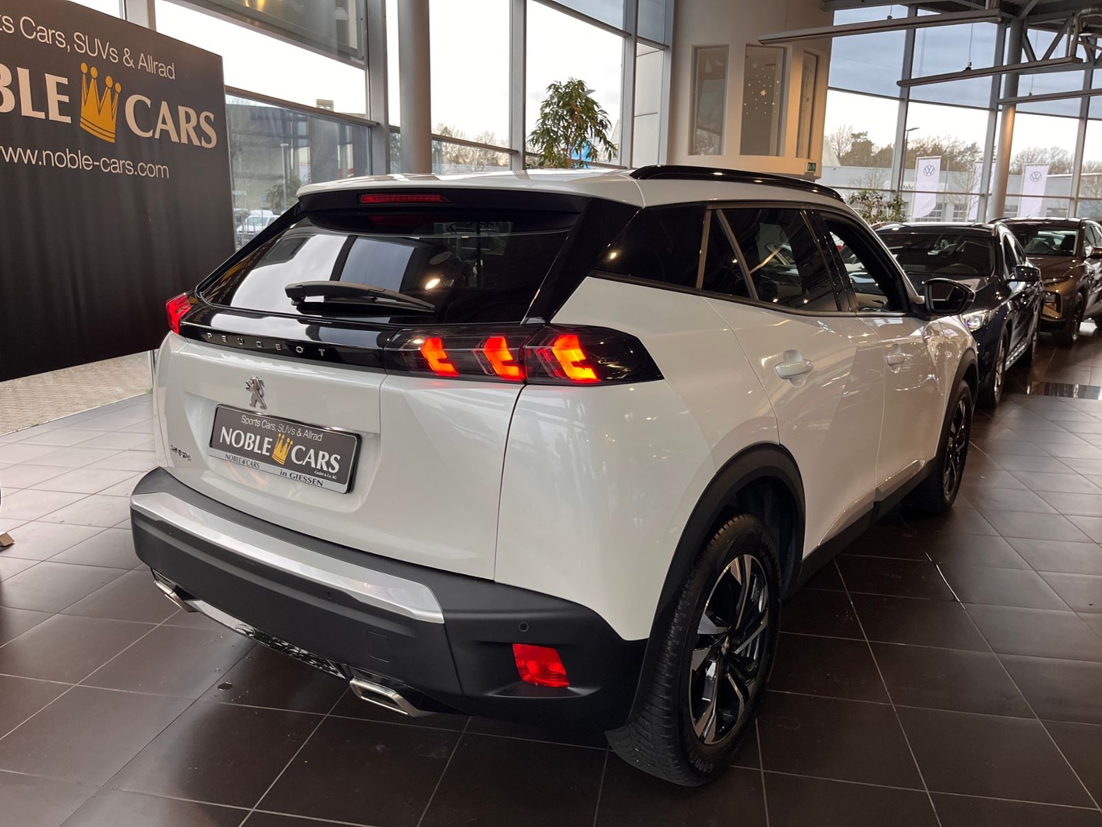 Fahrzeugabbildung Peugeot 2008 Allure LED NAV DAB SHZ PDC ALU