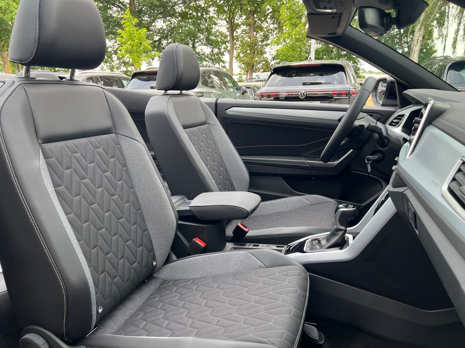 Fahrzeugabbildung Volkswagen T-Roc Cabriolet  ENERGY 1.5 TSI DSG *AHK, Navi,