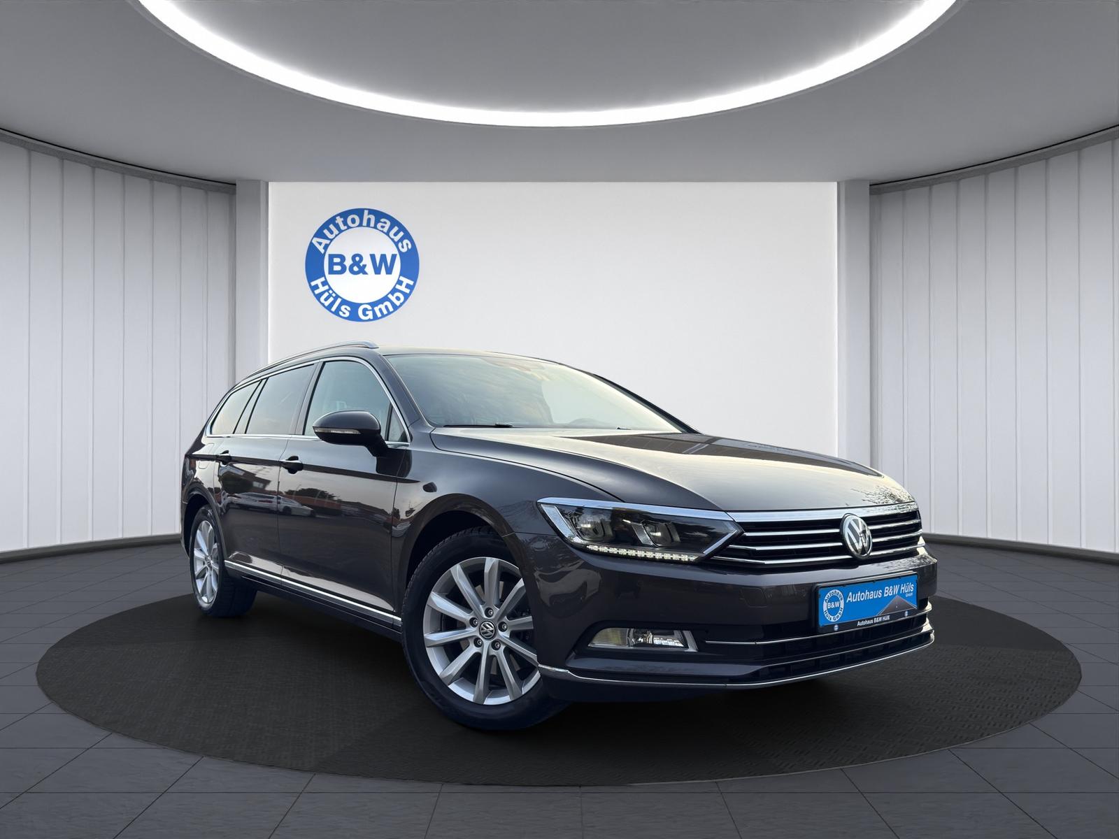 Volkswagen Passat Highline*1.HAND*NAVI*MASSAGE*AHK*PANO*ACC