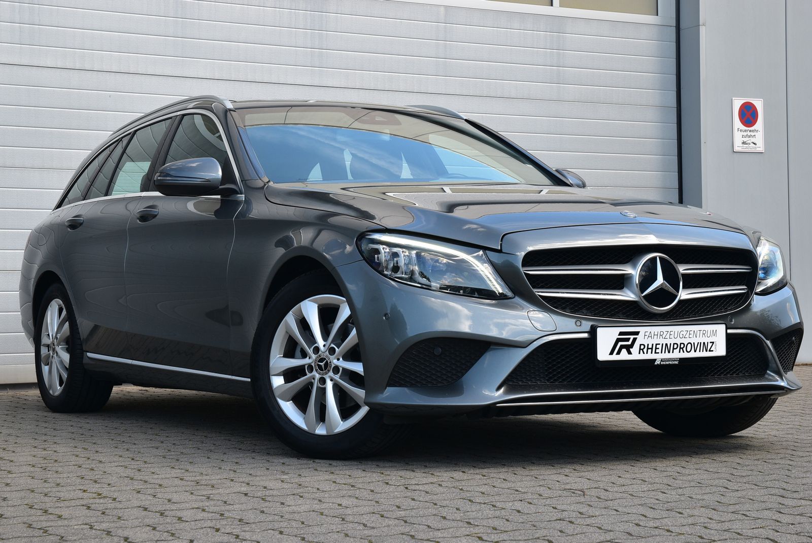 MERCEDES-BENZ C 180 CGI 9G LED/Panorama/Kamera/Navi/Sitzheiz.