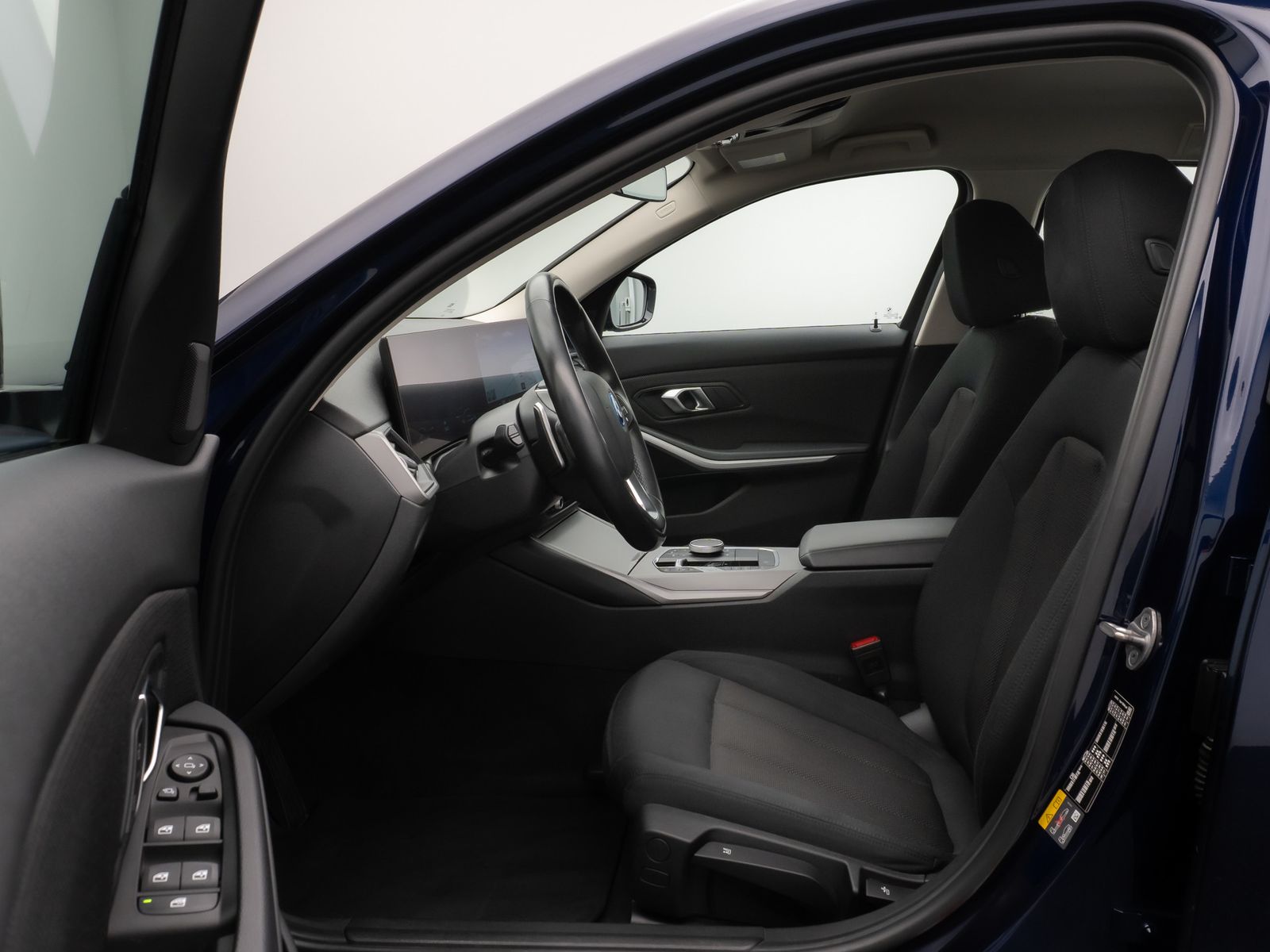 Fahrzeugabbildung BMW 330e Individual DAB HiFi Fernlichtassist PDC LED