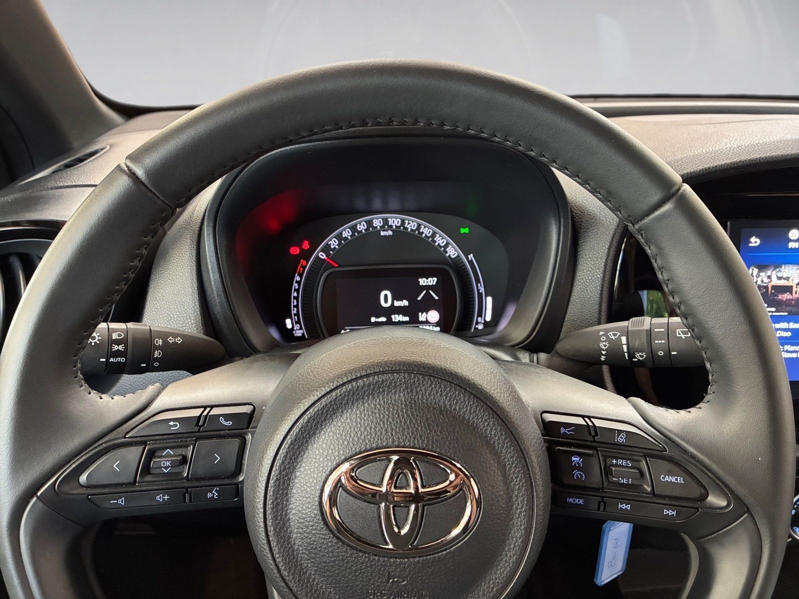 Fahrzeugabbildung Toyota Aygo X 1.0 Black&White SHZ,Winterräder,ACC,PDC