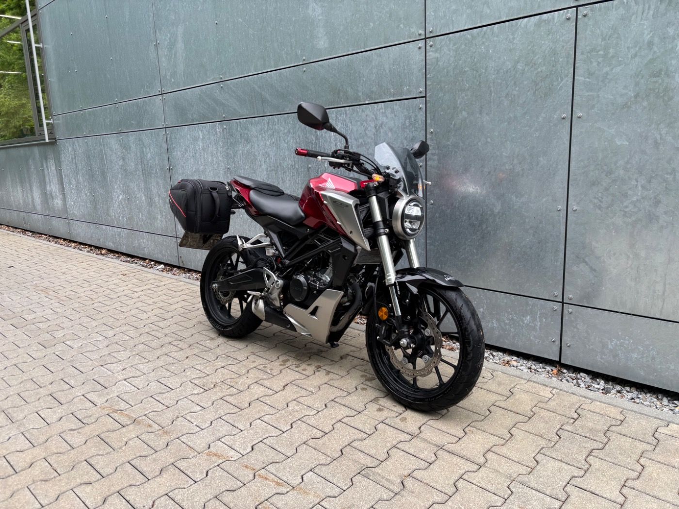 Fahrzeugabbildung Honda CB 125 R, Koffer, Windschild