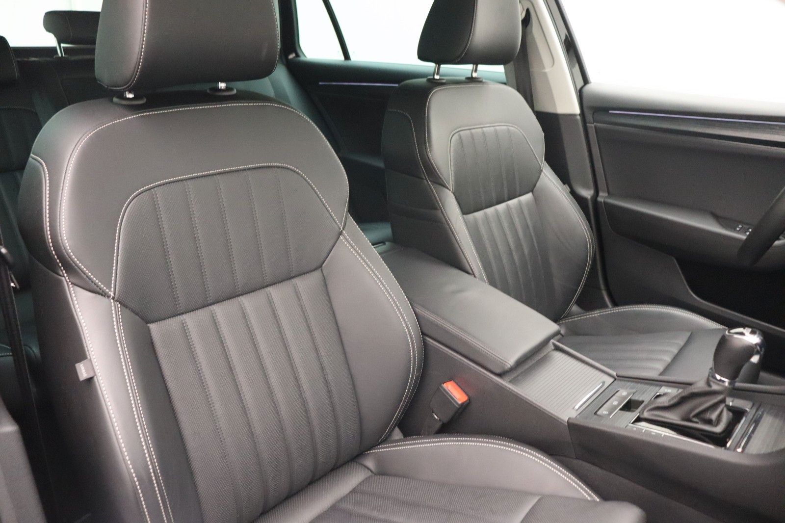 Fahrzeugabbildung SKODA Superb Combi 2.0 TDI Premium Edition Standheiz.