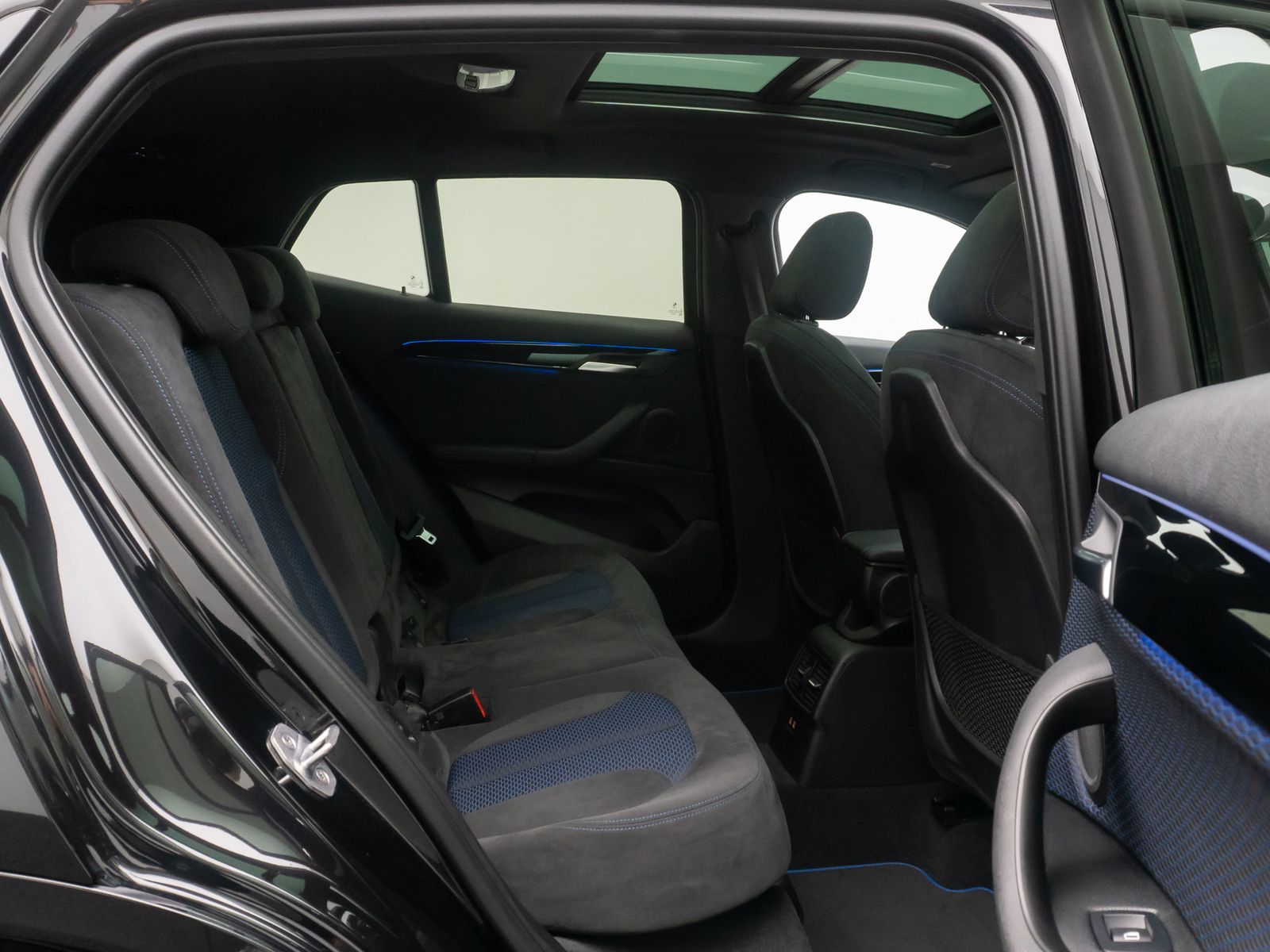 Fahrzeugabbildung BMW X2 sD20i M Sport Kamera HUD Panorama Alarm 20"