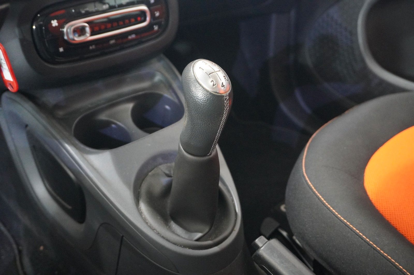 Fahrzeugabbildung Smart ForTwo 1.0 COUPE LED/KLIMA/SHZ/PANO./SPORT/USB