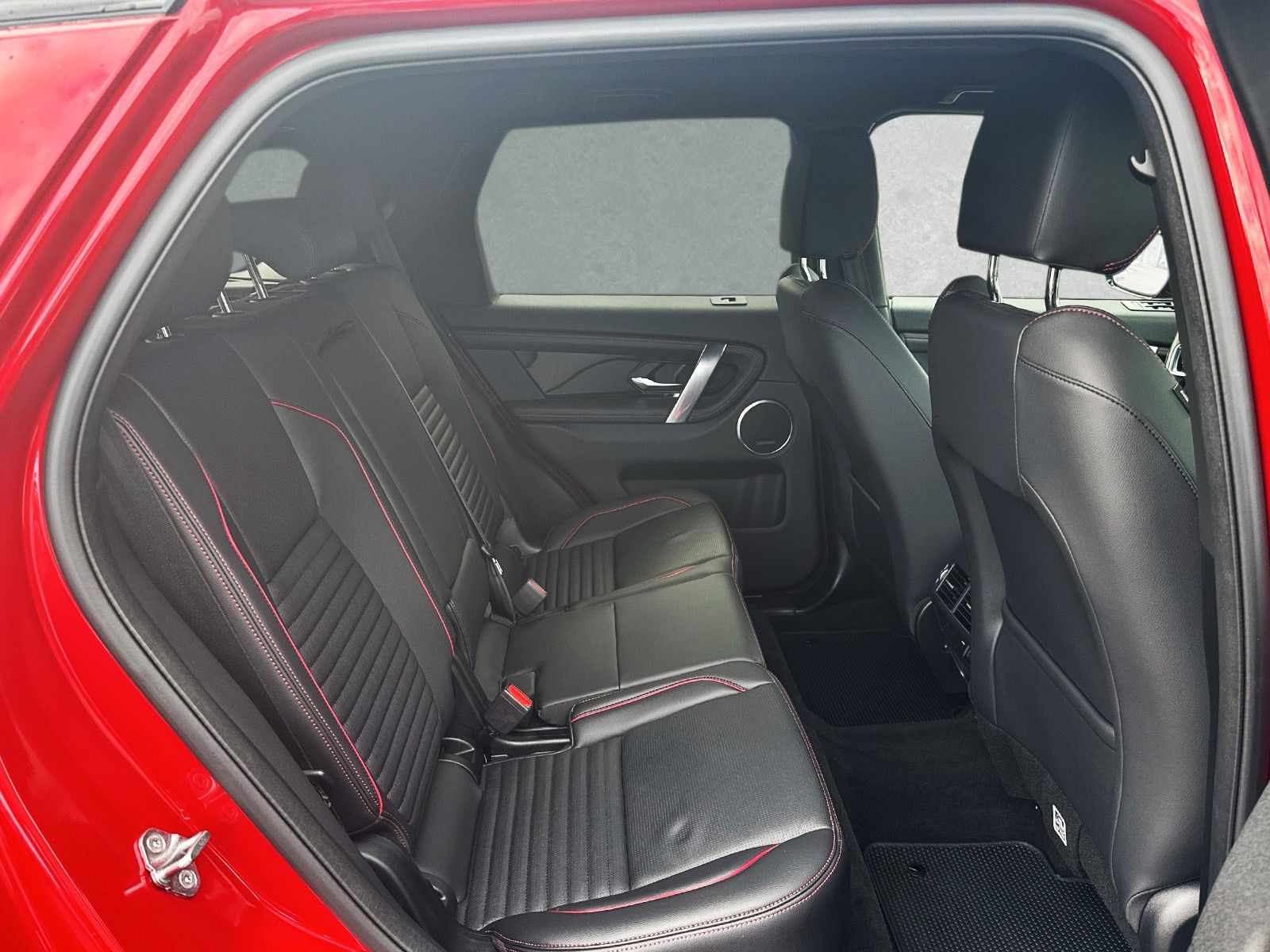 Fahrzeugabbildung Land Rover DISCOVERY SPORT P300e R-Dynamic SE