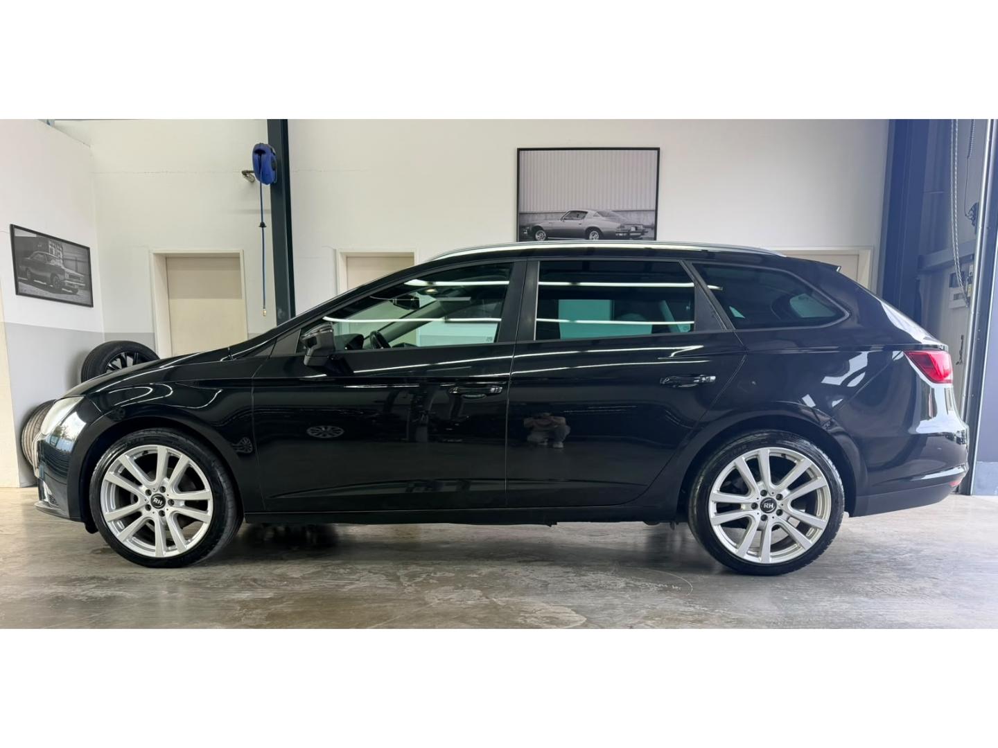 Seat Leon 2014 — rear view