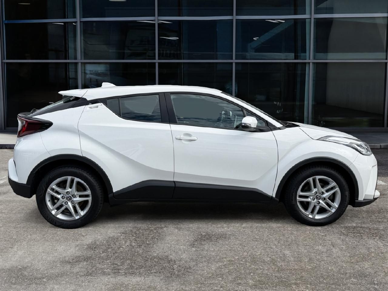Fahrzeugabbildung Toyota C-HR Hybrid Business Edition